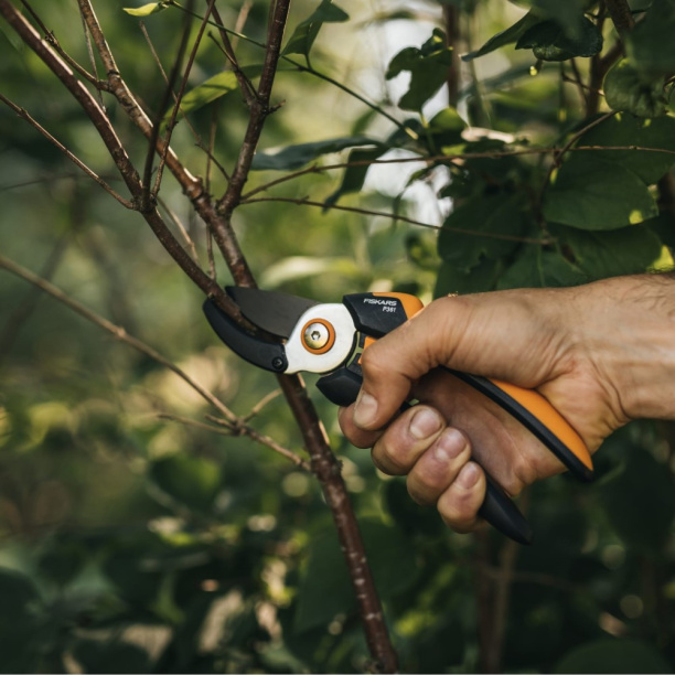 Секатор FISKARS SolidP361 контактный от магазина ЛесКонПром.ру