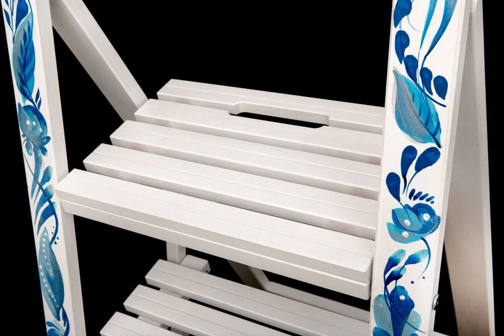 Стремянка деревянная с широкими ступенями Hoz-Block Микки 3 ступени Гжель (арт. СДМ-3Г) от магазина ЛесКонПром.ру