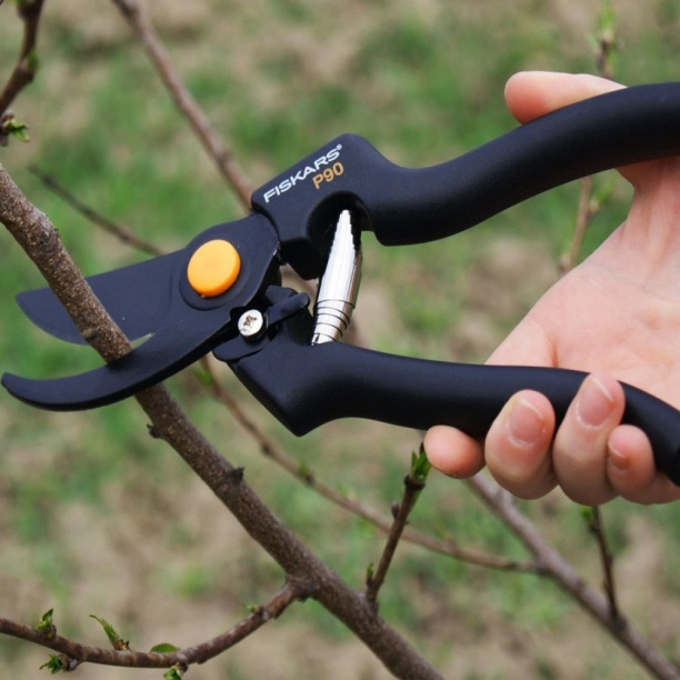 Секатор садовый FISKARS P90 профессиональный от магазина ЛесКонПром.ру