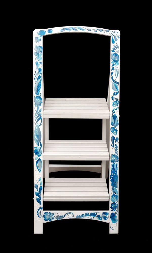 Стремянка деревянная с широкими ступенями Hoz-Block Микки 3 ступени Гжель (арт. СДМ-3Г) от магазина ЛесКонПром.ру