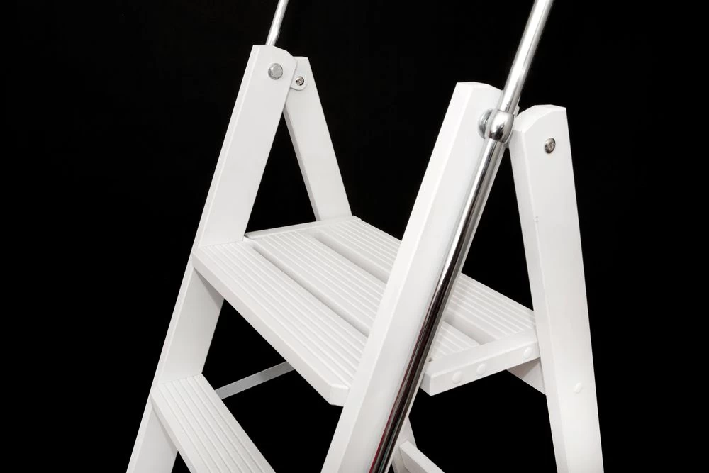 Стремянка деревянная Hoz-Block Серж 3 ступени Белая (арт. СДР-3Б) от магазина ЛесКонПром.ру