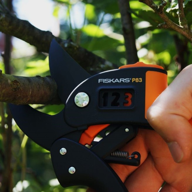 Секатор FISKARS PowerStepP83 контактный от магазина ЛесКонПром.ру