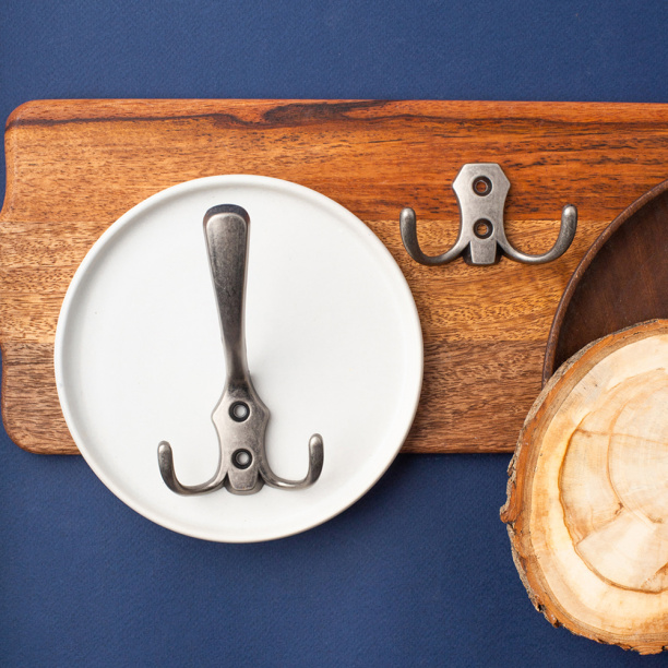 Крючок мебельный KERRON 0050 старинный черненый цинк от магазина ЛесКонПром.ру