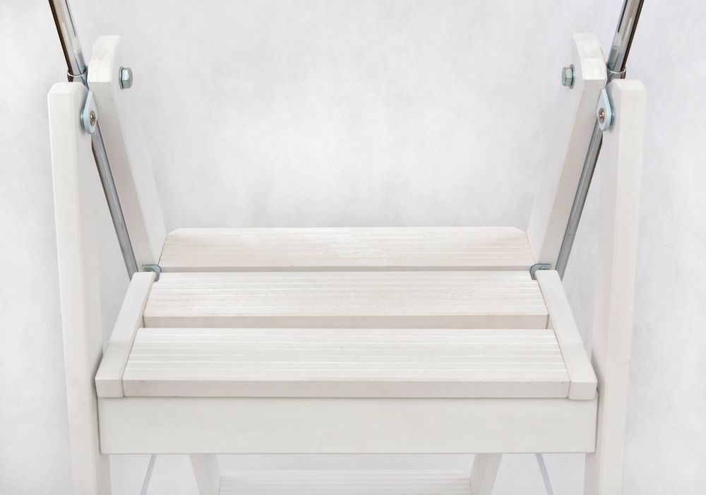 Стремянка деревянная Hoz-Block Серж 4 ступени Белая (арт. СДР-4Б) от магазина ЛесКонПром.ру