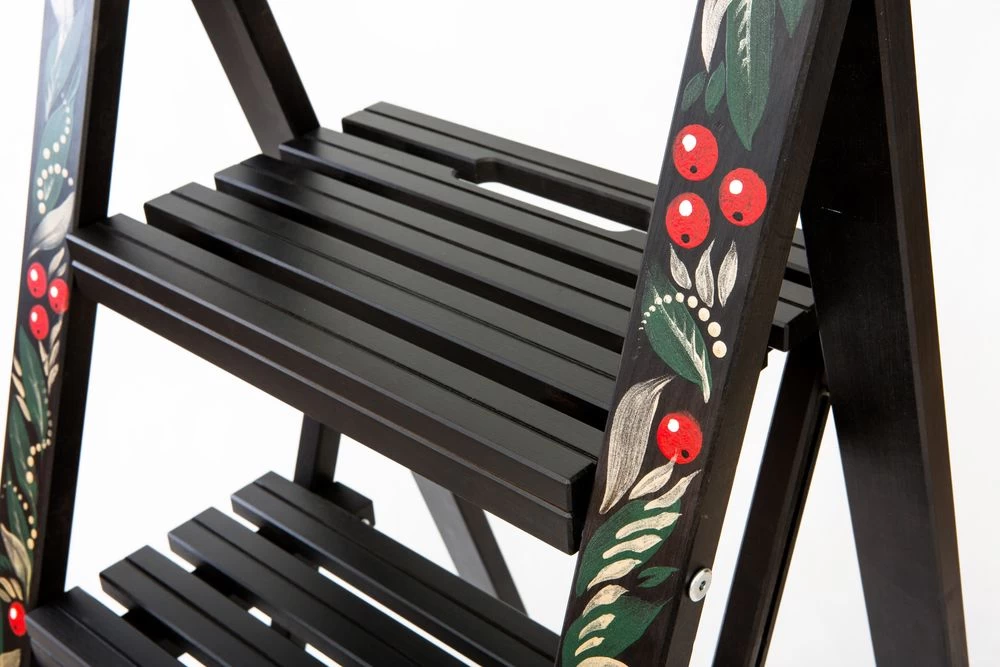 Стремянка деревянная с широкими ступенями Hoz-Block Микки 4 ступени Хохлома (арт. СДМ-4Х) от магазина ЛесКонПром.ру