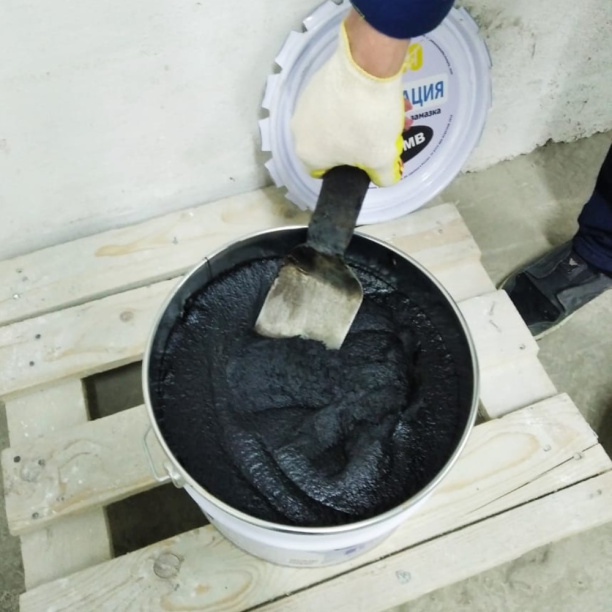 Мастика битумно-полимерная SUHO Izoplomb 2 кг от магазина ЛесКонПром.ру