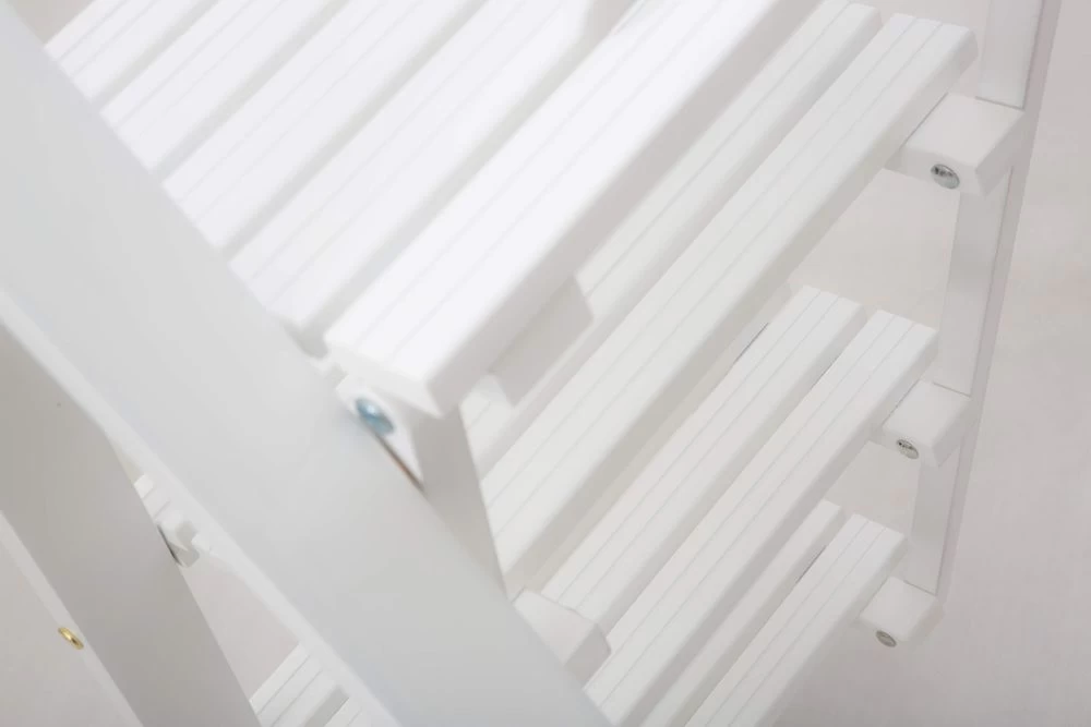 Стремянка деревянная с широкими ступенями Hoz-Block Микки 4 ступени Белая (арт. СДМ-4Б) от магазина ЛесКонПром.ру