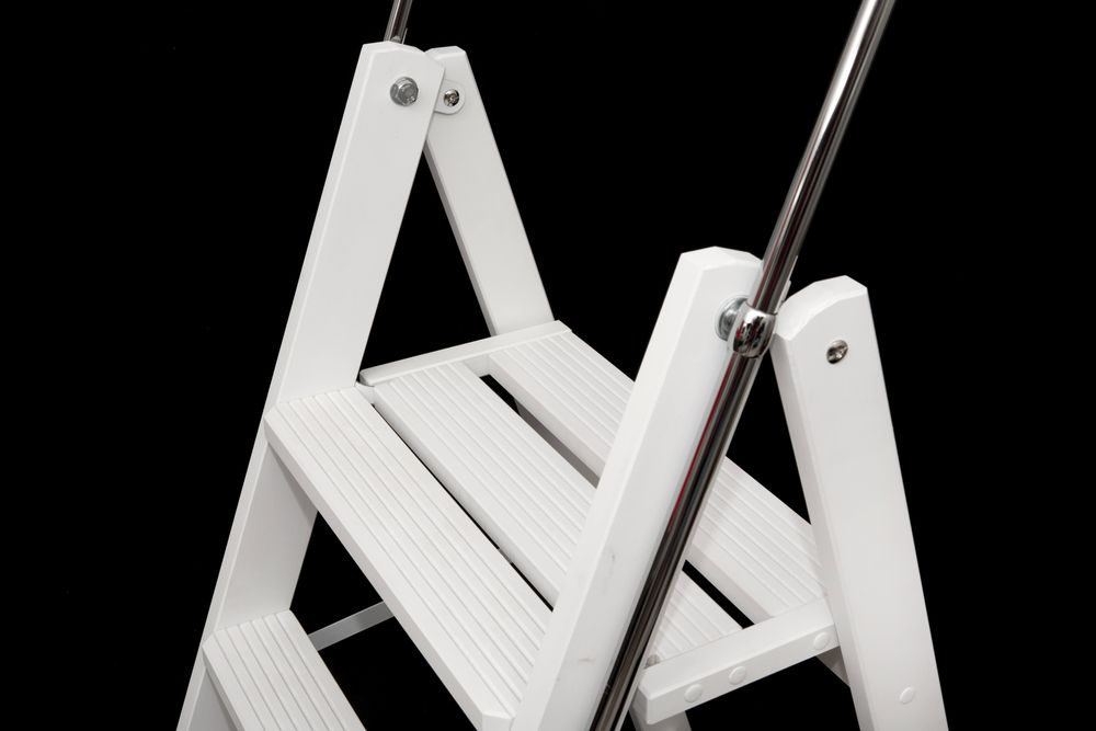 Стремянка деревянная Hoz-Block Серж 4 ступени Белая (арт. СДР-4Б) от магазина ЛесКонПром.ру