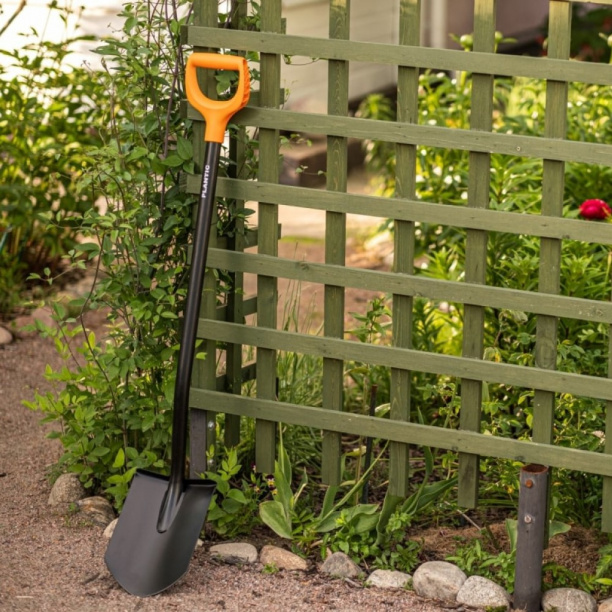 Лопата штыковая Fiskars 1026686 с черенком (PLANTIC) от магазина ЛесКонПром.ру