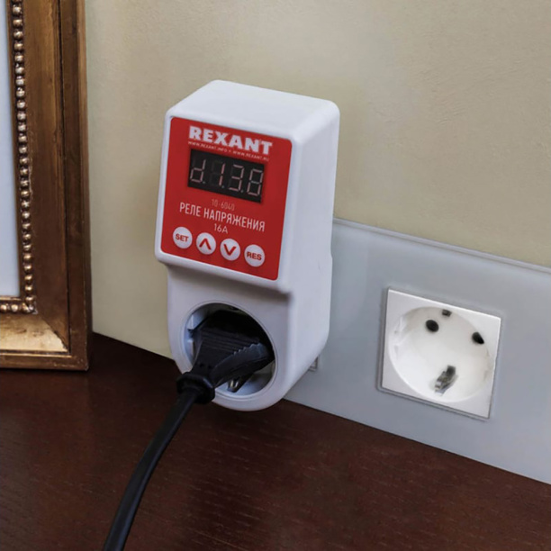 Реле напряжения REXANT 16 А с дисплеем от магазина ЛесКонПром.ру