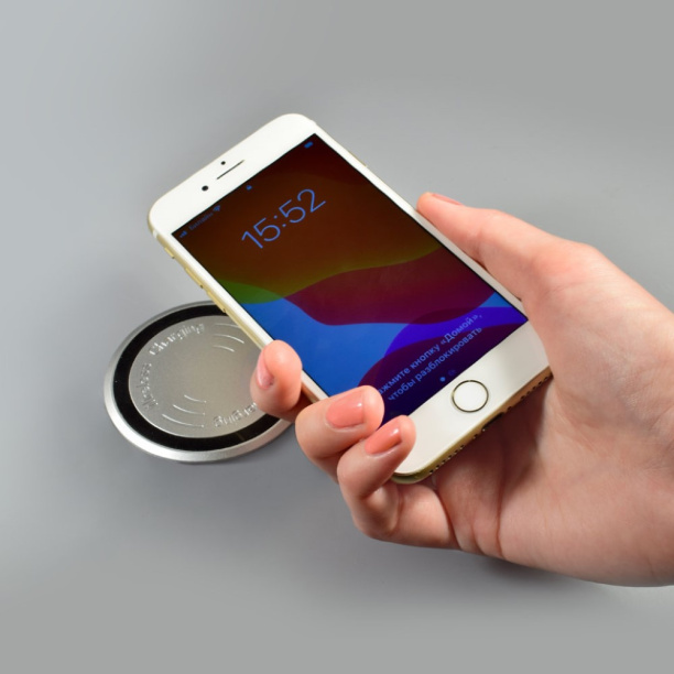 Беспроводная зарядка GLS серебро от магазина ЛесКонПром.ру