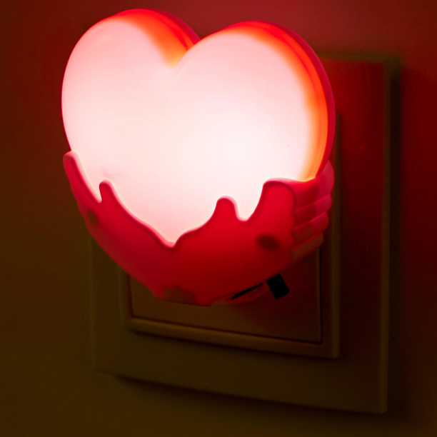 Ночник RISALUX Сердце в розетку LED от магазина ЛесКонПром.ру