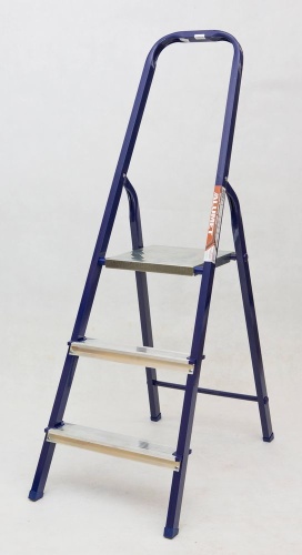 Стремянка стальная окрашенная с алюминиевыми ступенями АЛЮМЕТ 3 ступени (арт. М8303) от магазина ЛесКонПром.ру