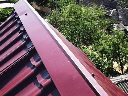 Планка конька плоского GRAND LINE 130х30х130х0,45 мм PE-foil RAL 6005 от магазина ЛесКонПром.ру