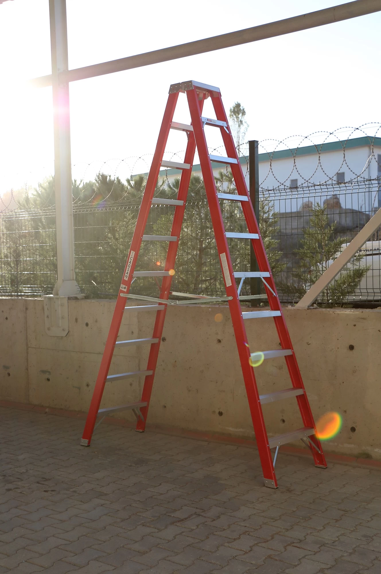 Стремянка двухсторонняя диэлектрическая Cagsan 4 ступени (арт. BFC4) от магазина ЛесКонПром.ру