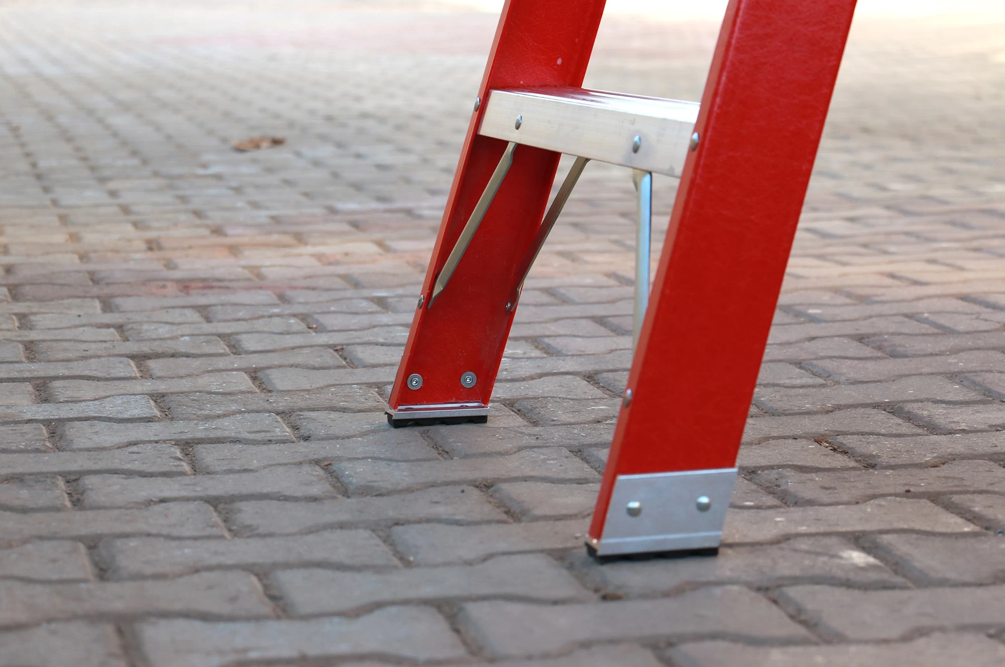 Стремянка двухсторонняя диэлектрическая Cagsan 8 ступеней (арт. BFC8) от магазина ЛесКонПром.ру